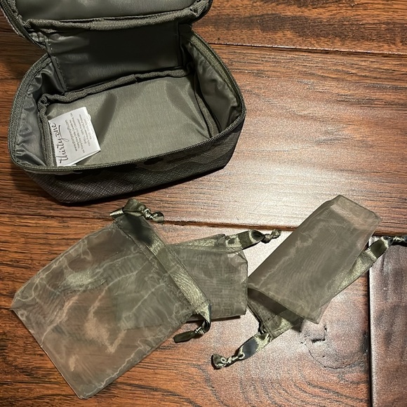 THIRTY ONE Jewelry Case - Picture 3 of 5